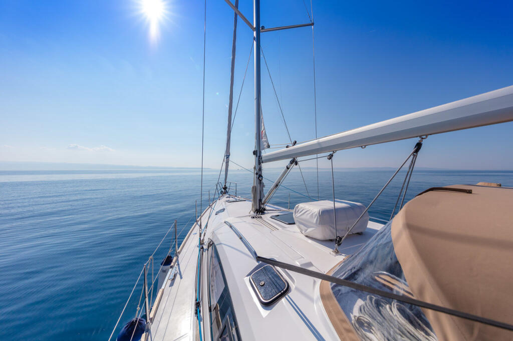 Sailing yacht 