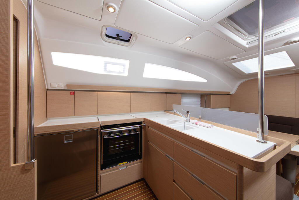 Sailing yacht 