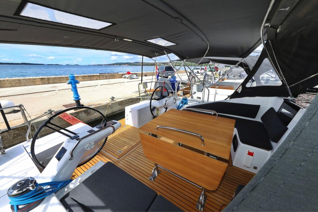 Sailing yacht 