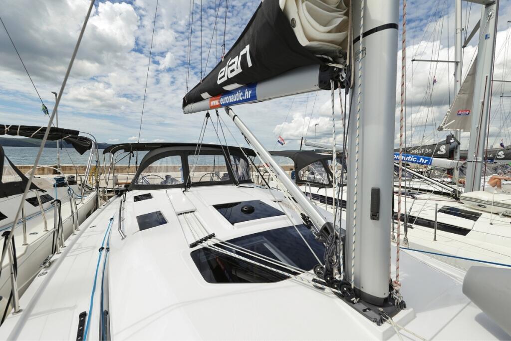 Sailing yacht 