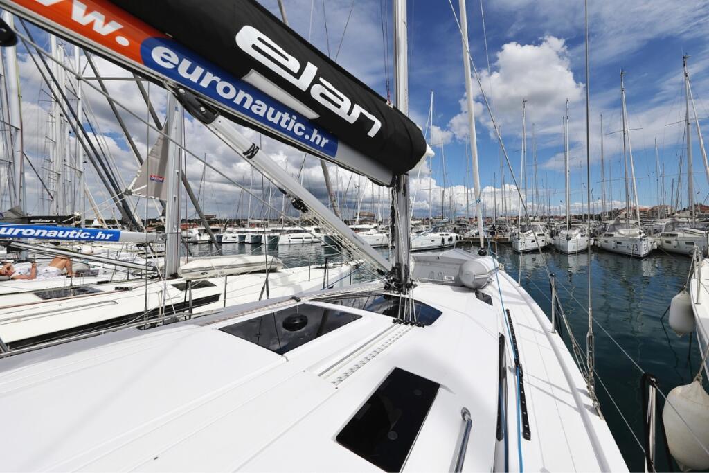Sailing yacht 