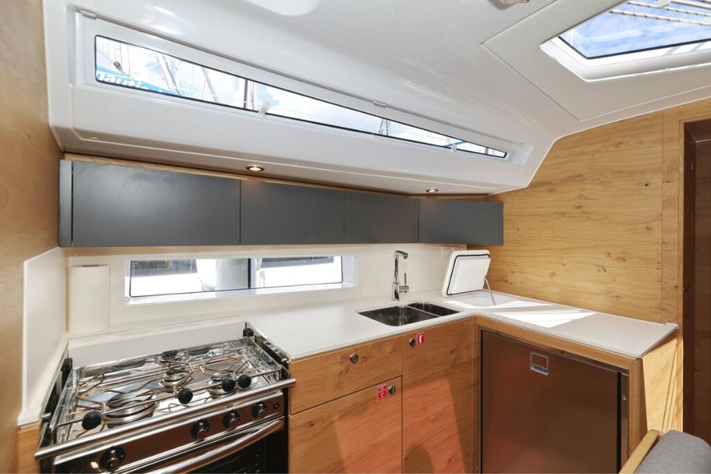 Sailing yacht 