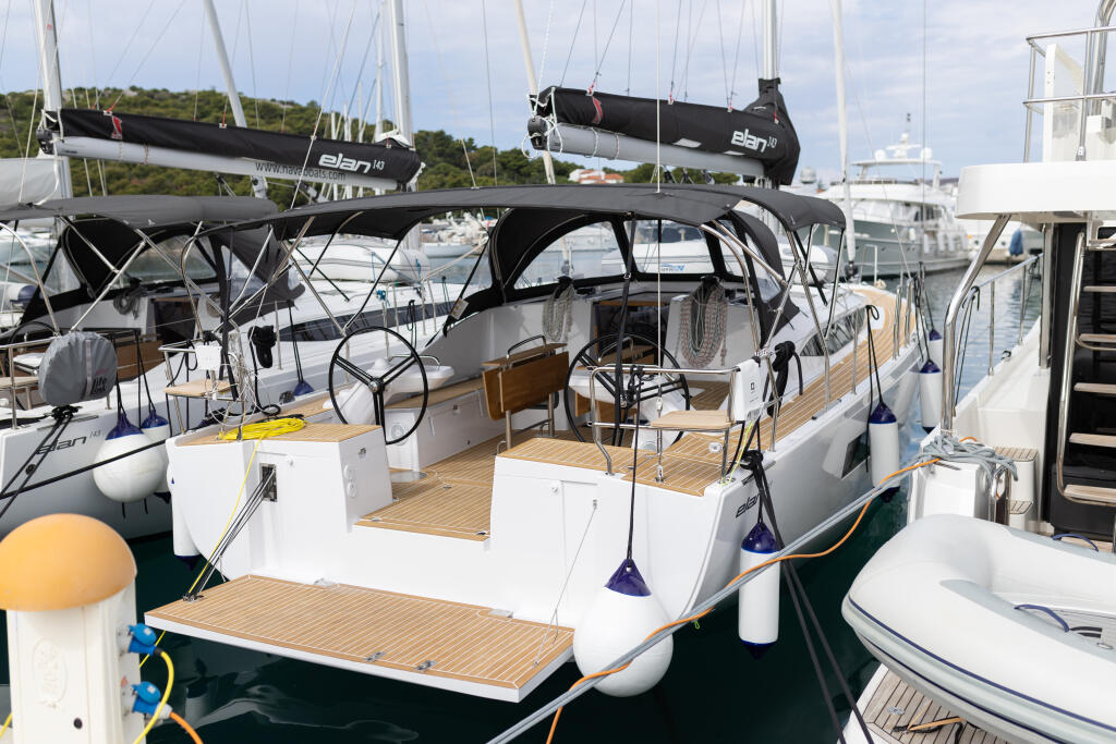 Sailing yacht 