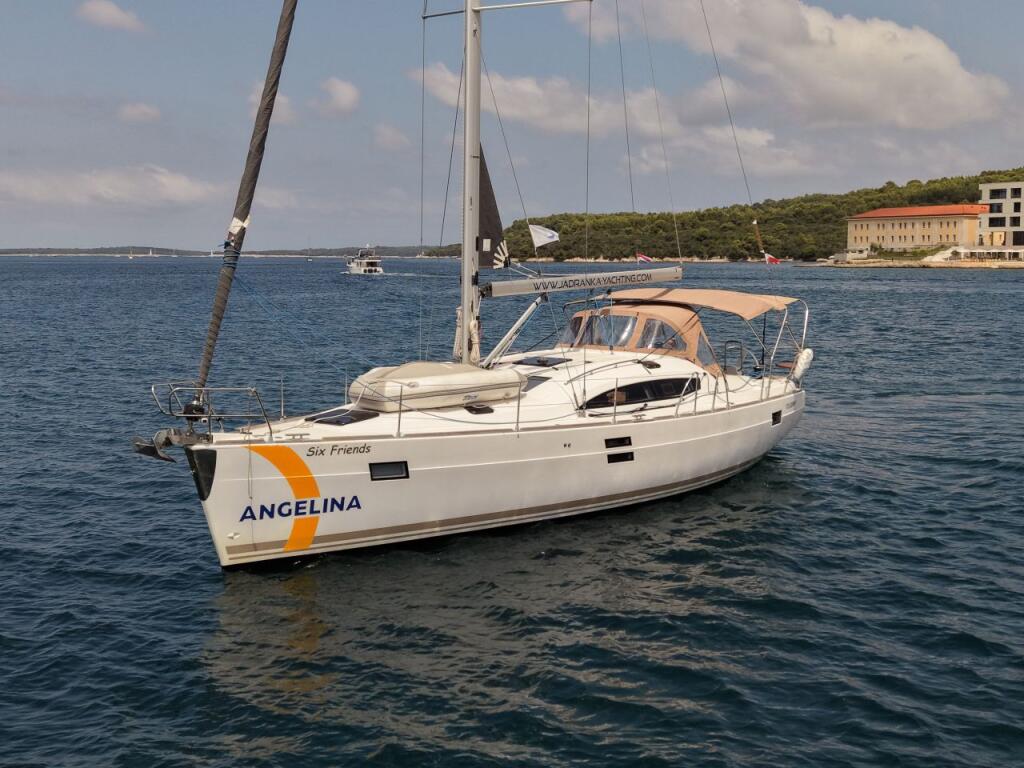 Sailing yacht 