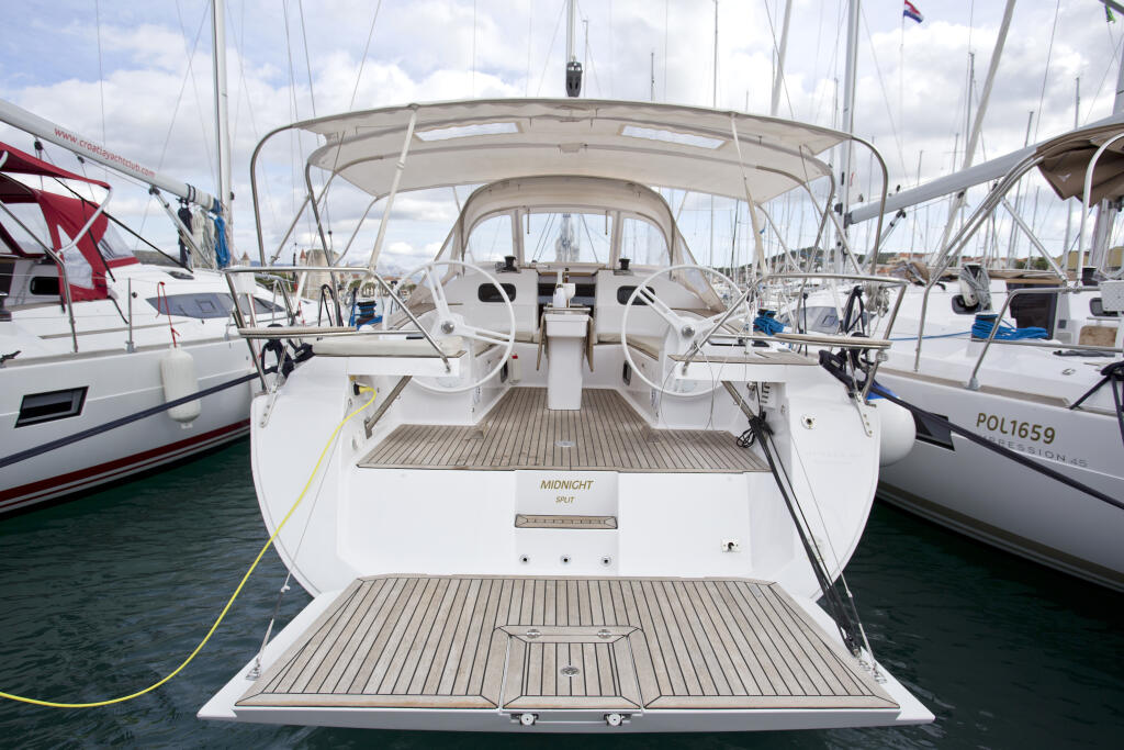 Sailing yacht 