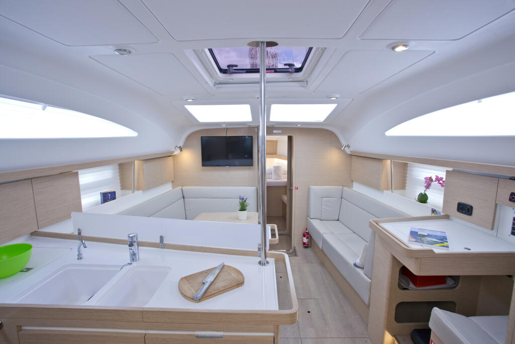 Sailing yacht 