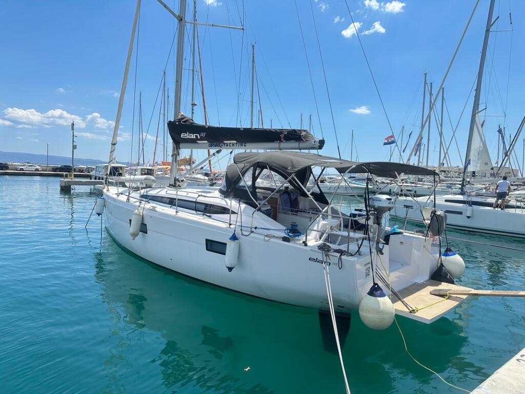 Sailing yacht 