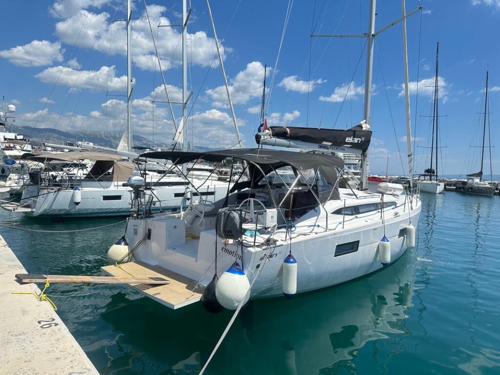 Sailing yacht 