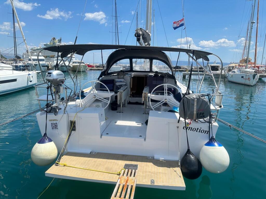 Sailing yacht 