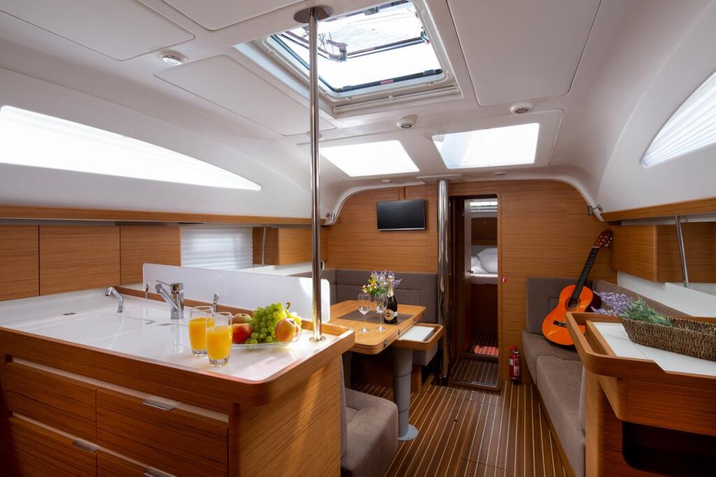 Sailing yacht 