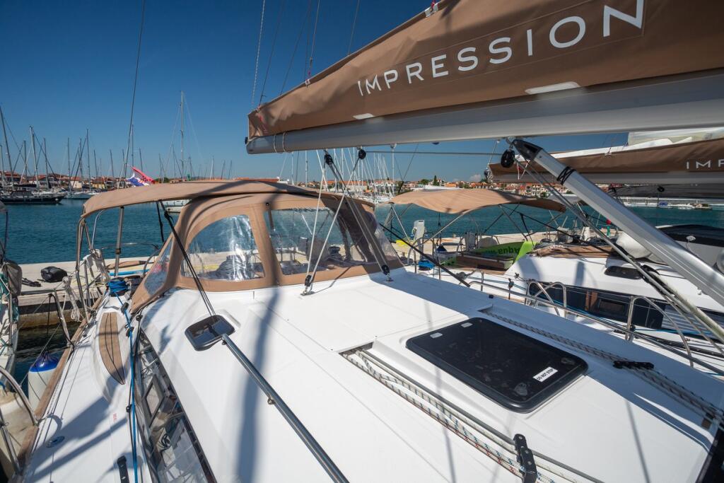 Sailing yacht 