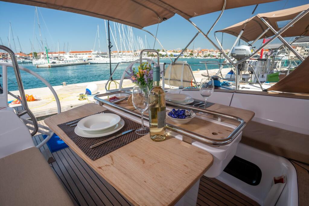Sailing yacht 
