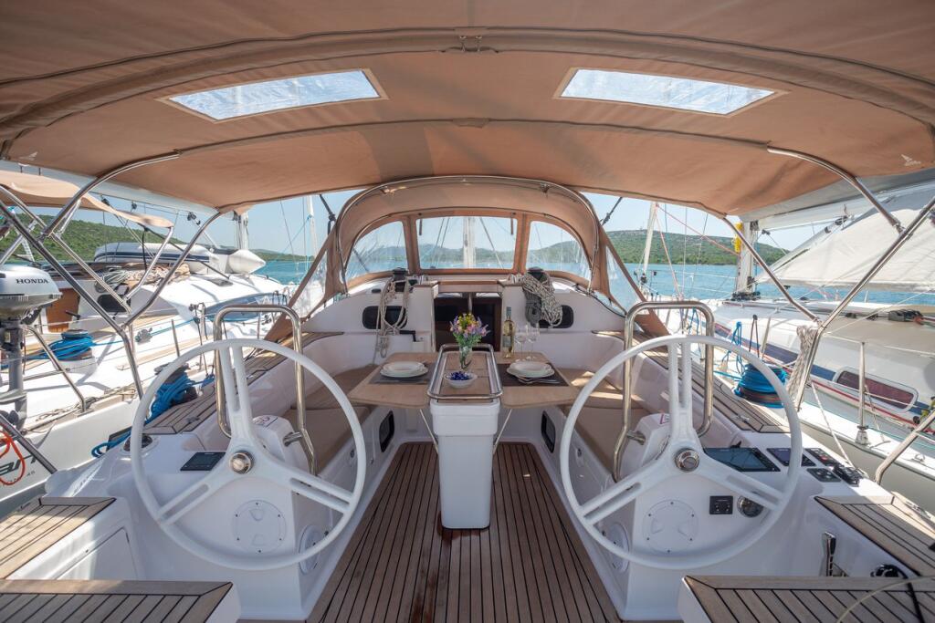 Sailing yacht 