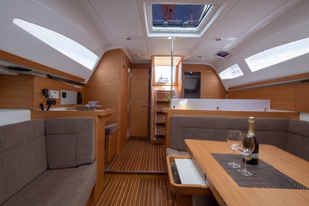 Sailing yacht 