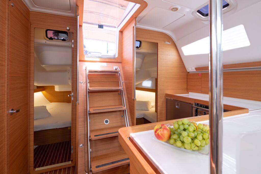 Sailing yacht 