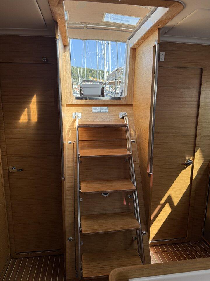 Sailing yacht 