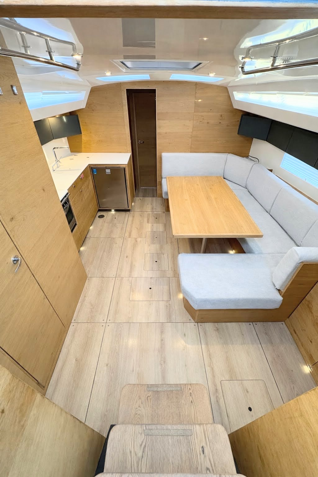 Sailing yacht 