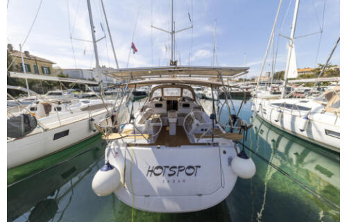 Sailing yacht 