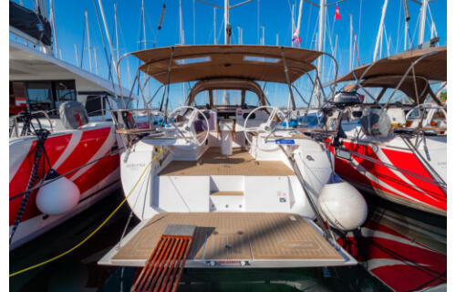 Sailing yacht 