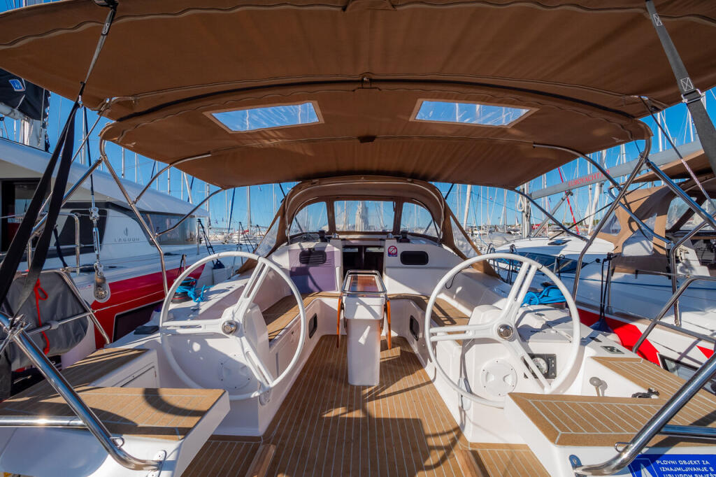 Sailing yacht 