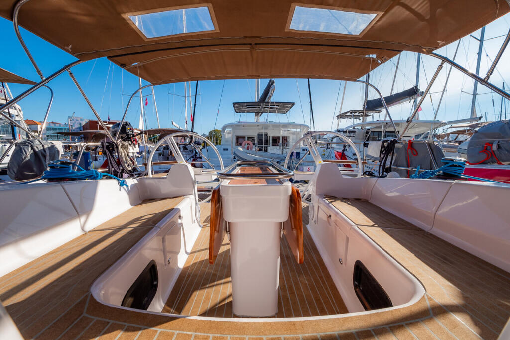 Sailing yacht 