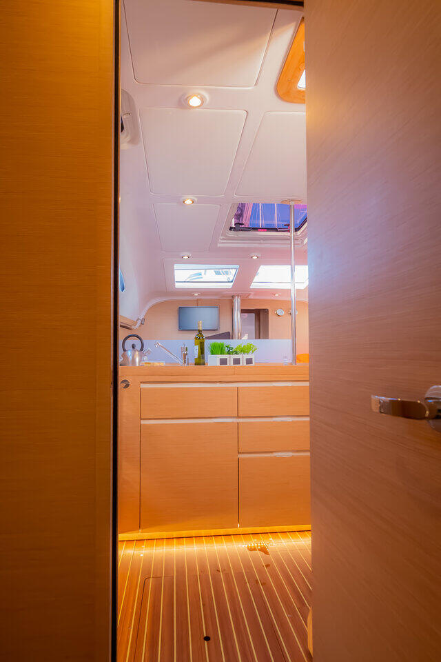 Sailing yacht 