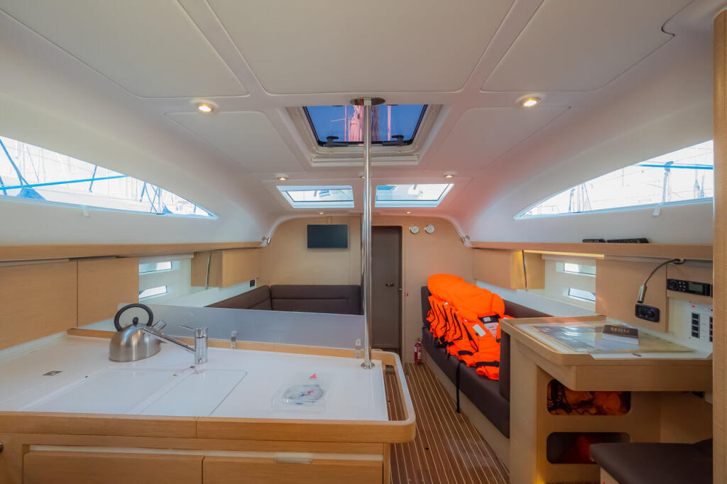 Sailing yacht 