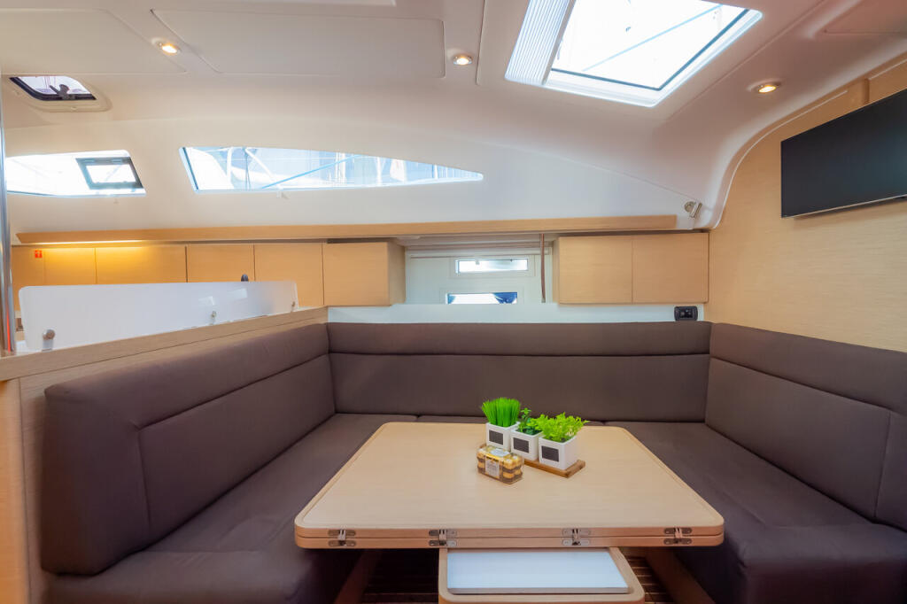 Sailing yacht 