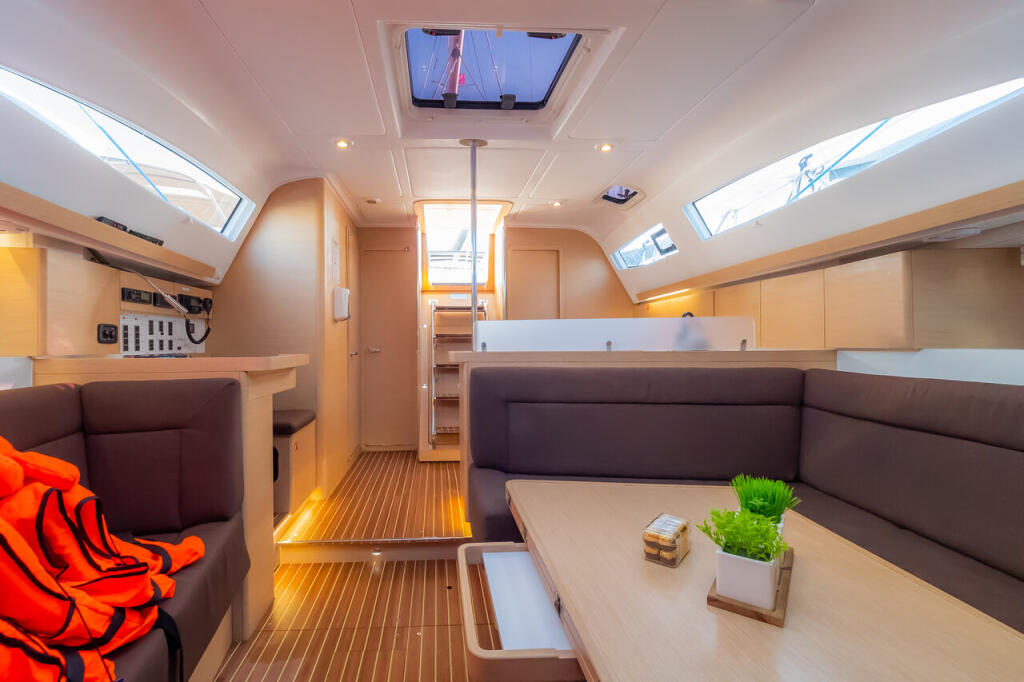 Sailing yacht 