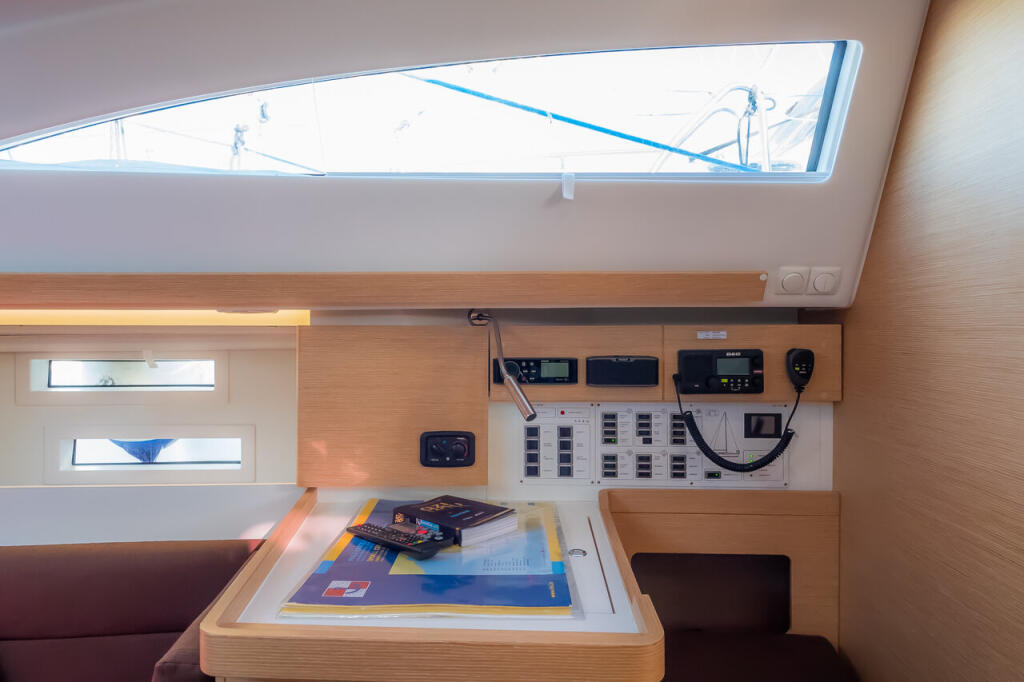 Sailing yacht 