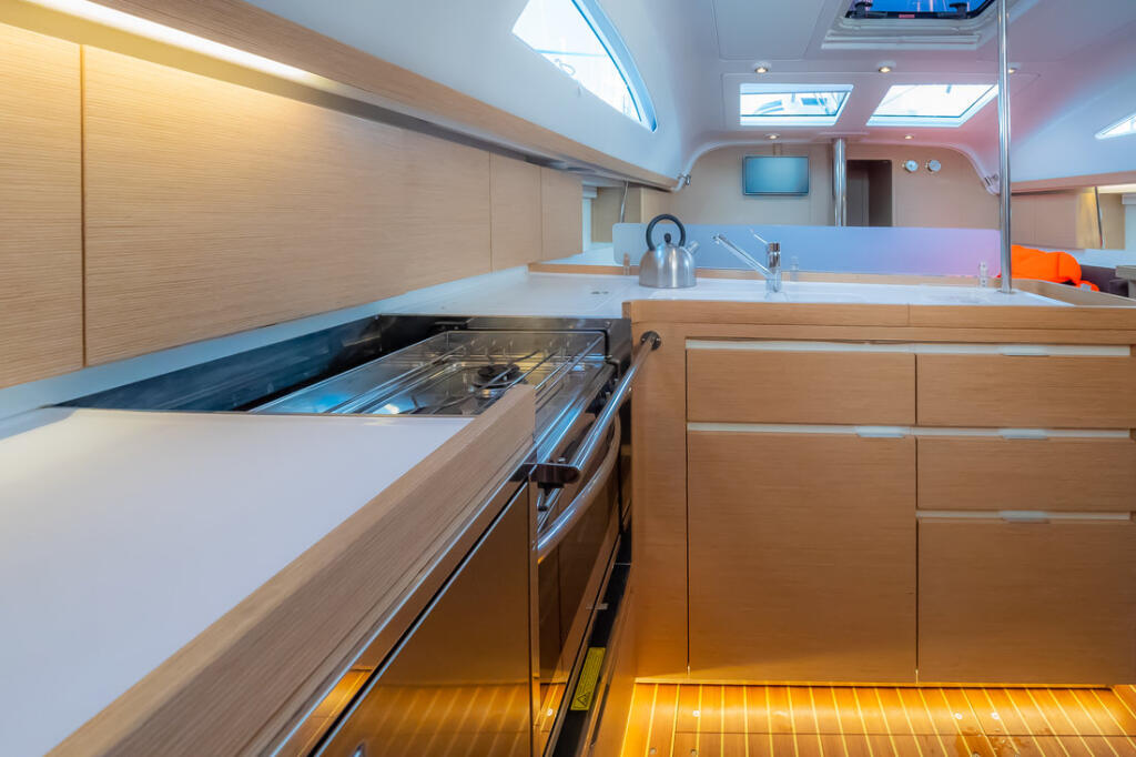 Sailing yacht 