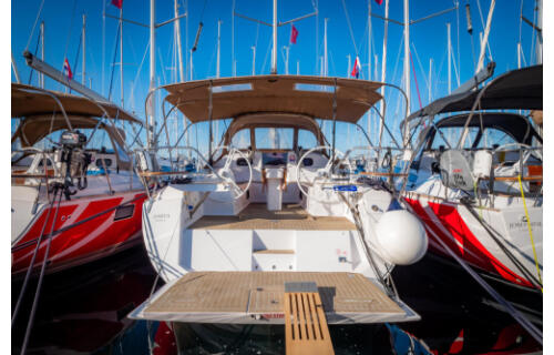 Sailing yacht 