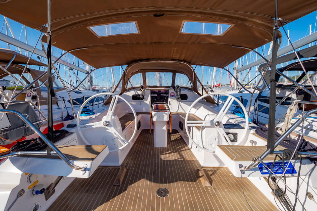 Sailing yacht 