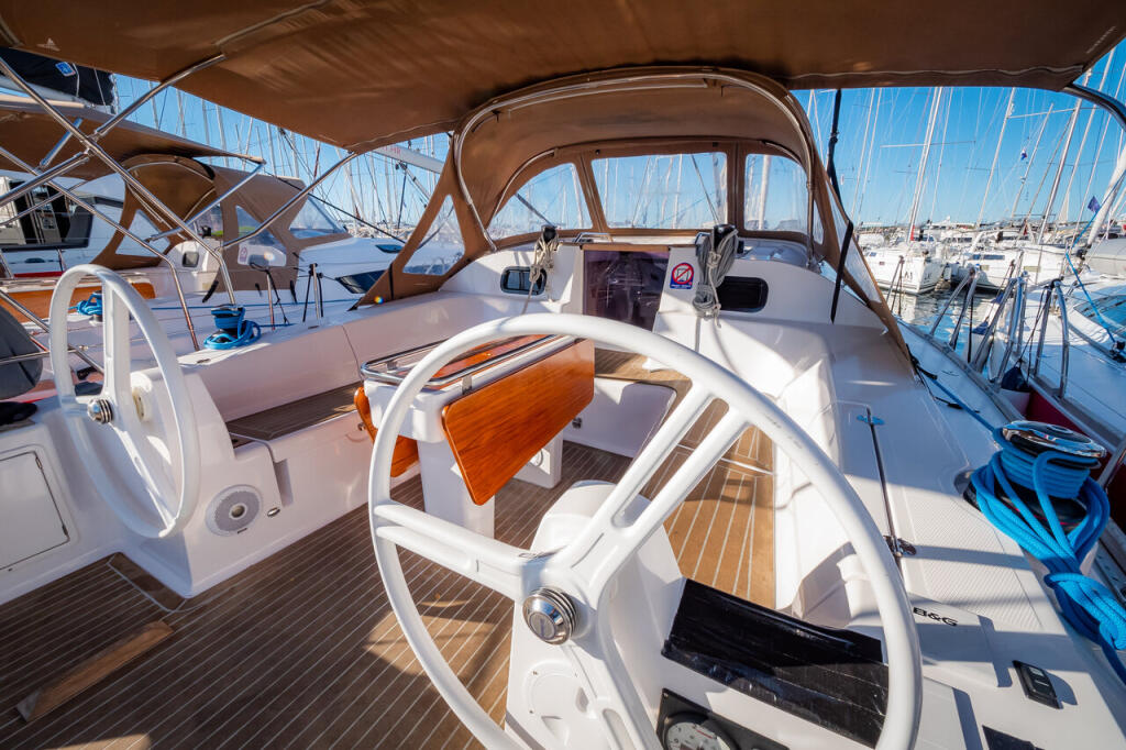 Sailing yacht 
