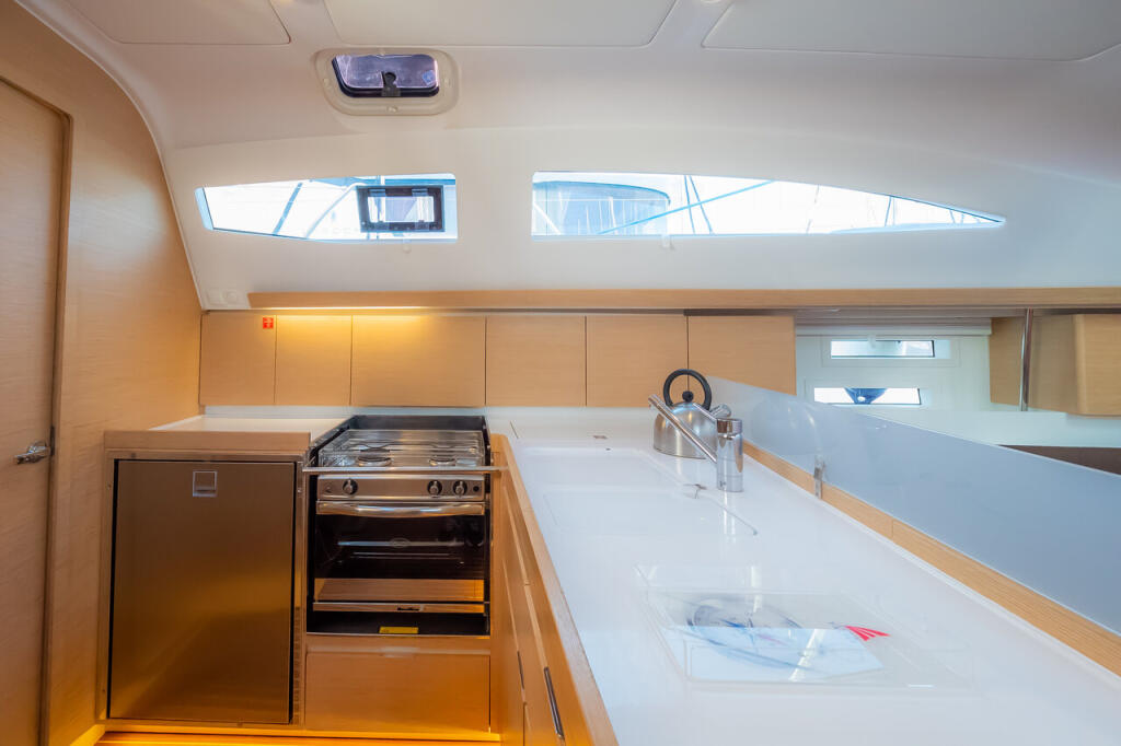 Sailing yacht 