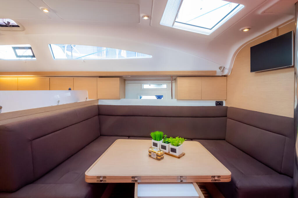 Sailing yacht 