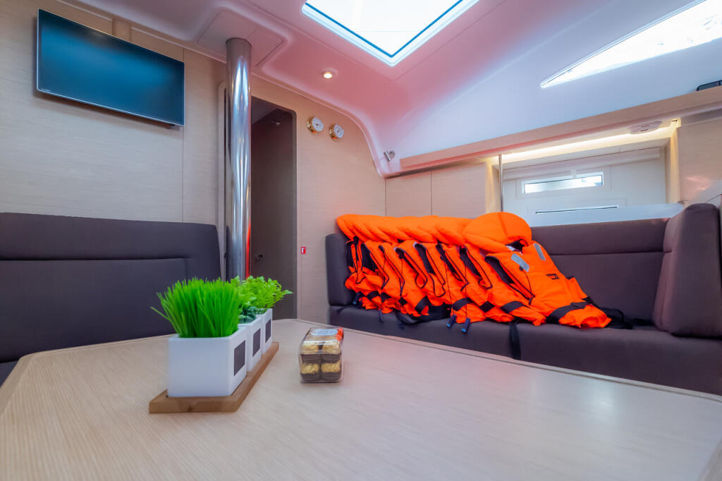 Sailing yacht 
