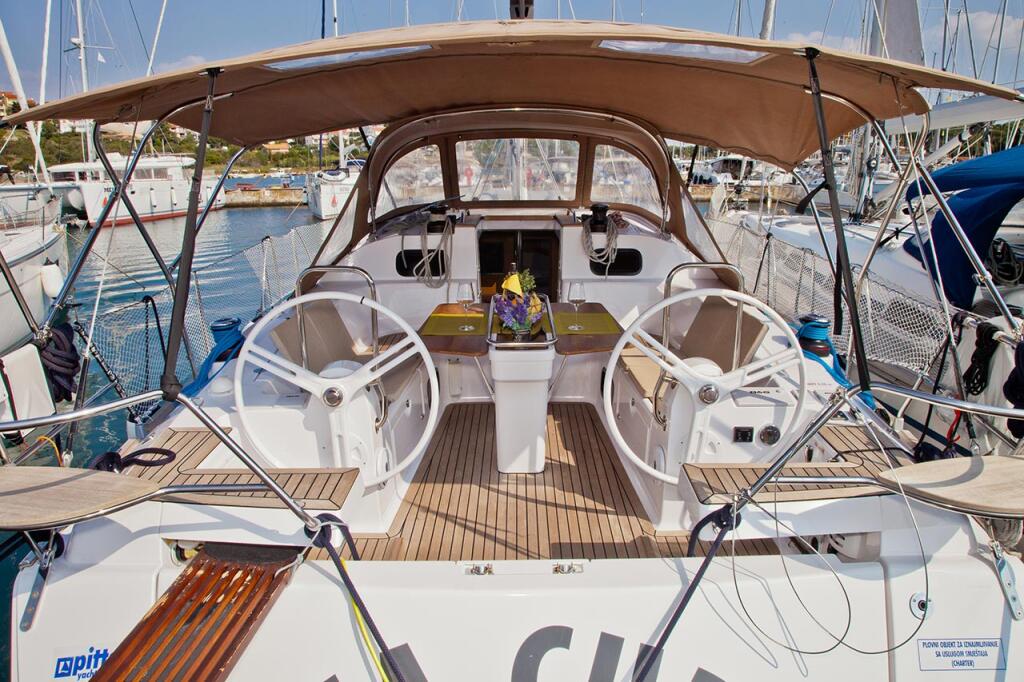 Sailing yacht 