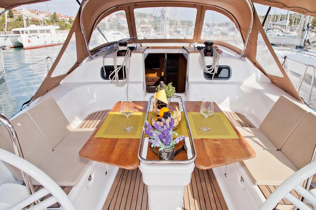 Sailing yacht 