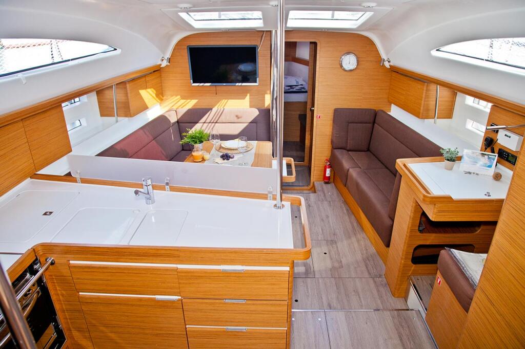 Sailing yacht 