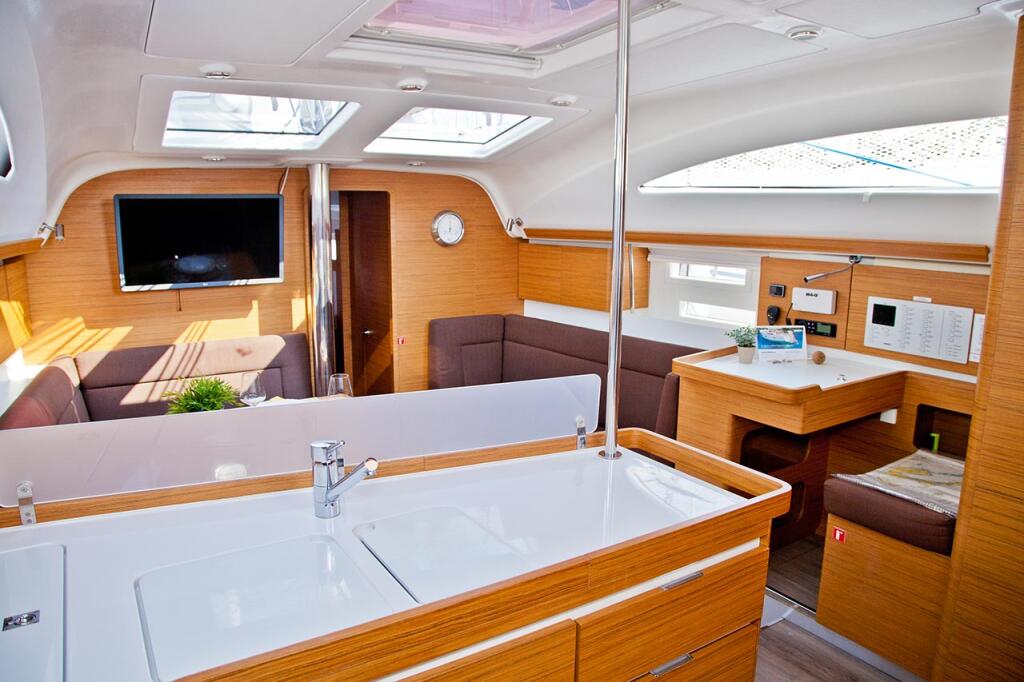 Sailing yacht 