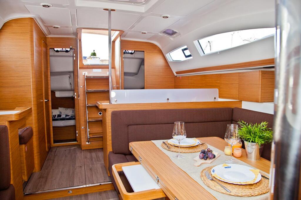 Sailing yacht 