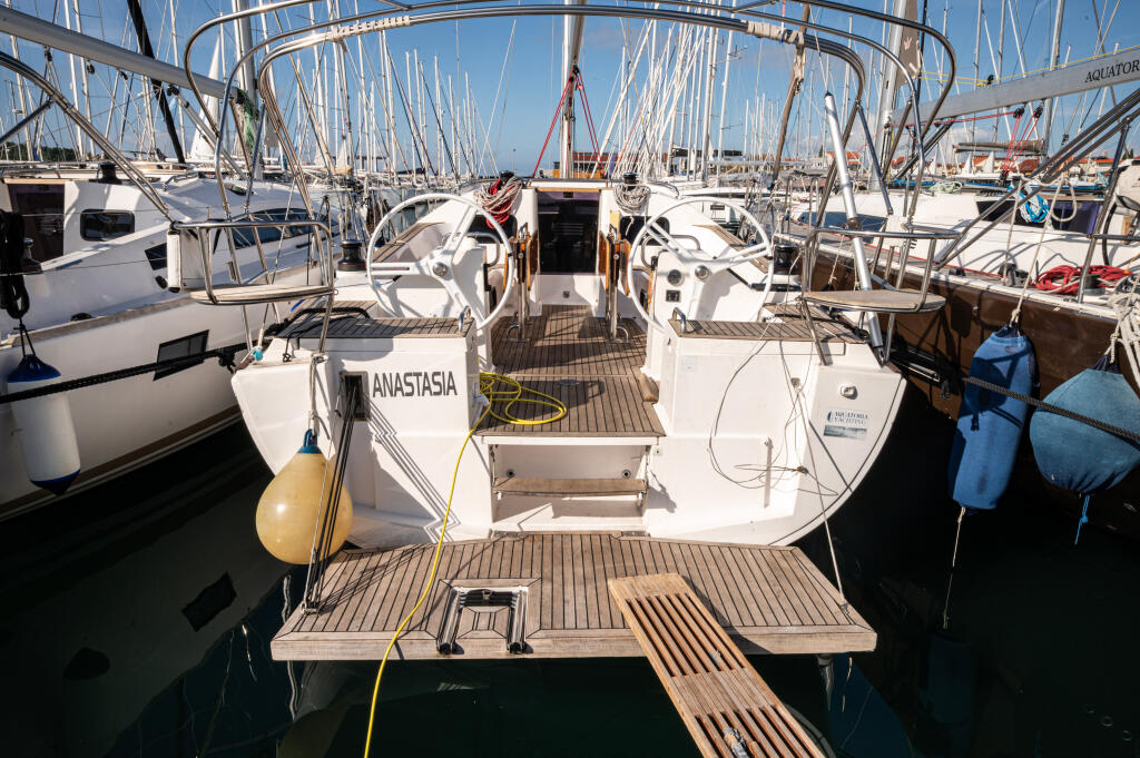 Sailing yacht 