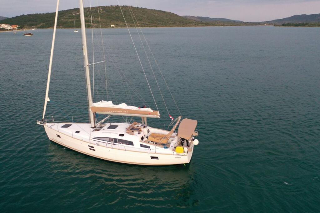 Sailing yacht 