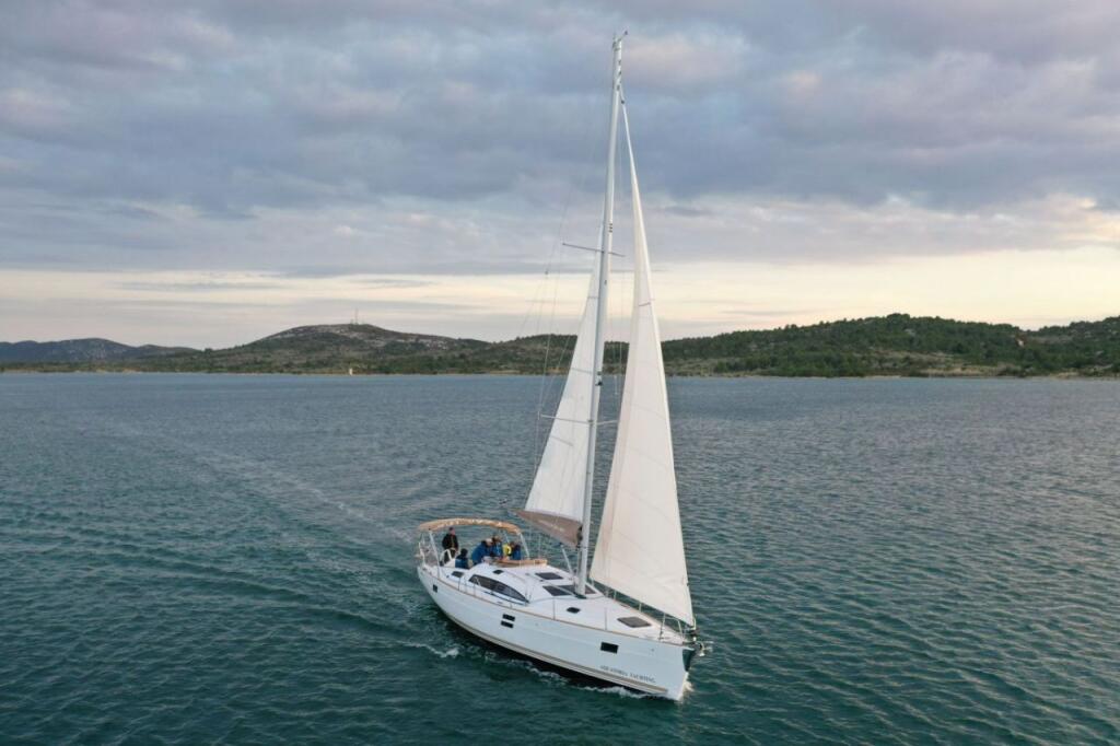 Sailing yacht 