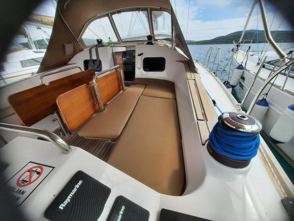 Sailing yacht 