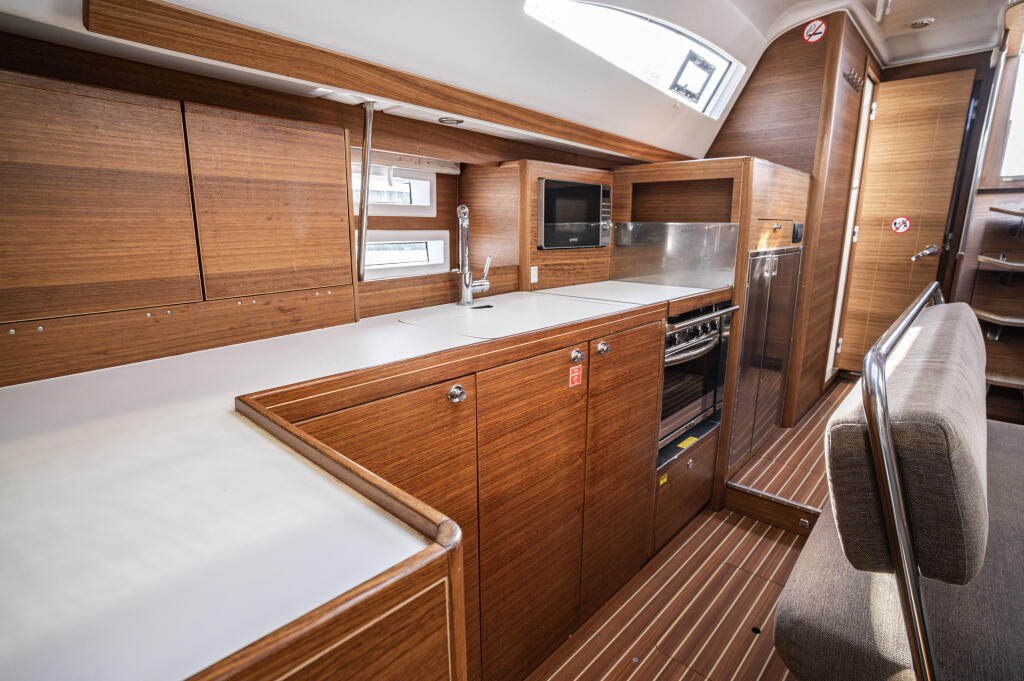 Sailing yacht 