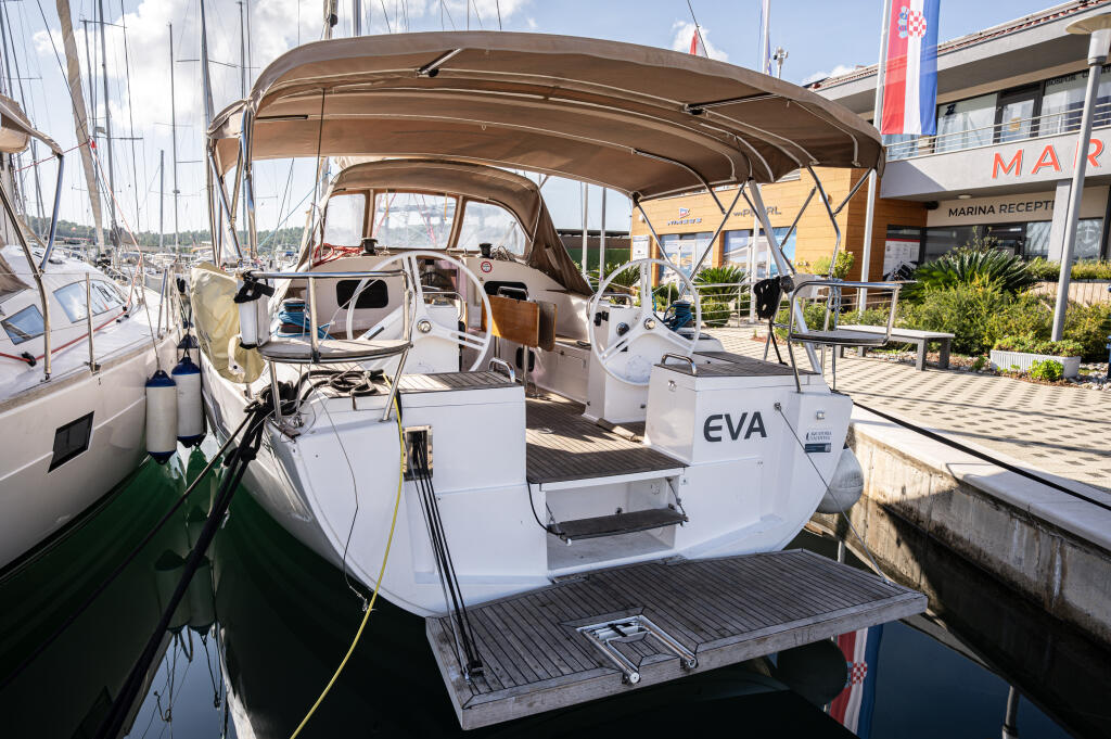Sailing yacht 