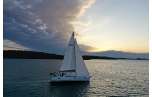 Sailing yacht 
