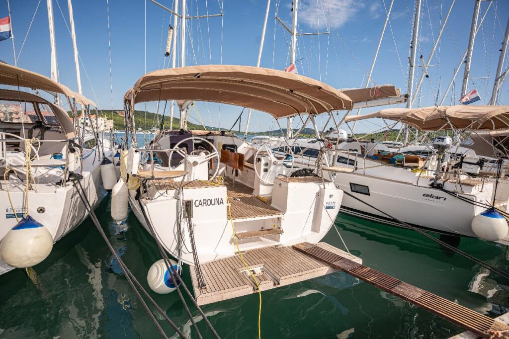 Sailing yacht 